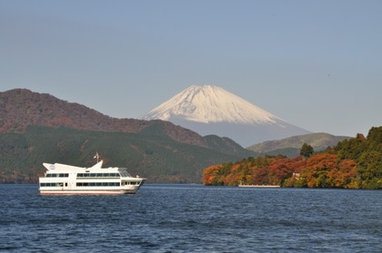 芦ノ湖遊覧船と富士